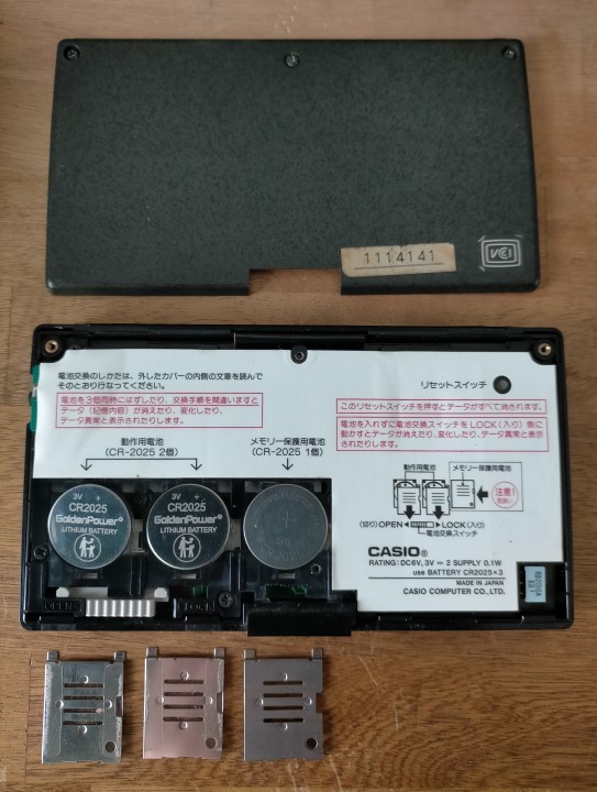 DK-2000 の裏部を開けたところ。ボタン電池を入れられる